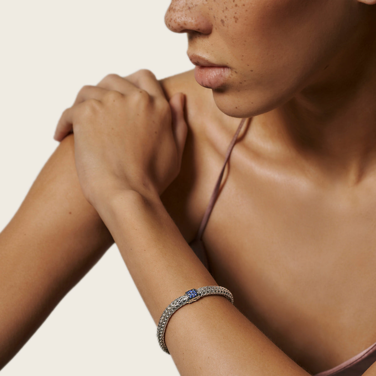 John Hardy Classic Chain 6.5 Mm Bracelet With Blue Sapphire Pusher Clasp , Size Small — detail view 2